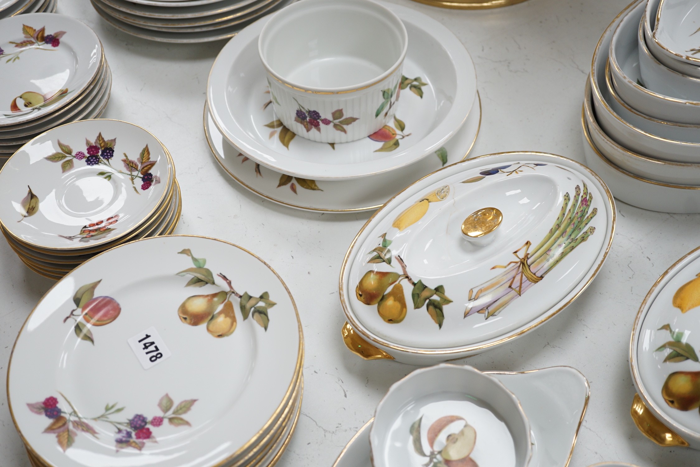 A Royal Worcester Evesham pattern service